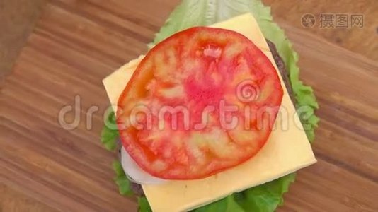 汉堡包放在西红柿上视频