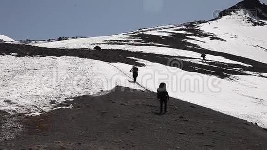 疲倦的登山者慢慢地爬山视频