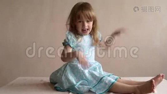小女孩挥舞着她的手视频