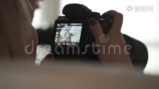 年轻女子在拍摄镜头时穿着袖扣的男人视频