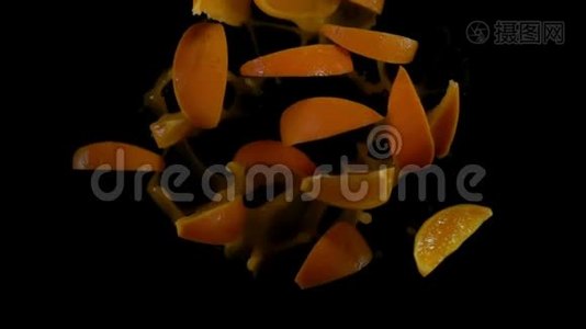橘子片和果汁苍蝇到镜头视频