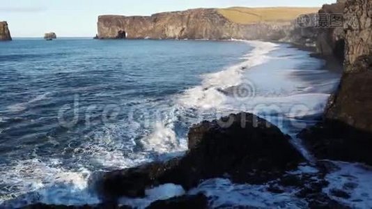 波浪跑到海滩上。 白色泡沫从黑色海滩的背景上的波浪。 海洋冲浪视频