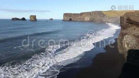 波浪跑到海滩上。 白色泡沫从黑色海滩的背景上的波浪。 海洋冲浪视频