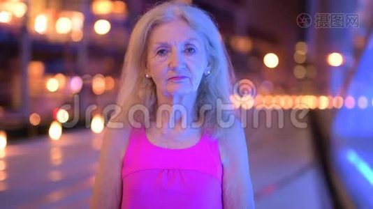 年长妇女夜间微笑户外活动的肖像视频