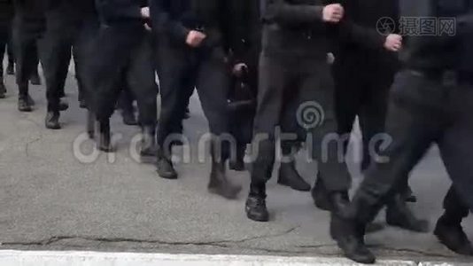 军队在游行中行进视频