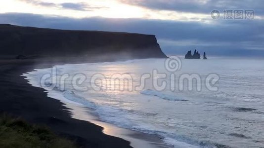 波浪跑到海滩上。 白色泡沫从黑色海滩的背景上的波浪。 海洋冲浪视频