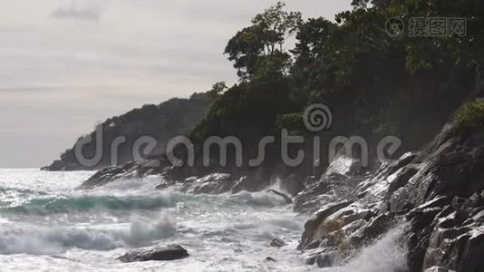 暴风雨中强有力的海浪在岩石海岸上破浪前进视频