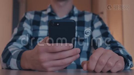 男人手滚动图片，照片在Instagram应用程序使用智能手机在办公室。 关门视频