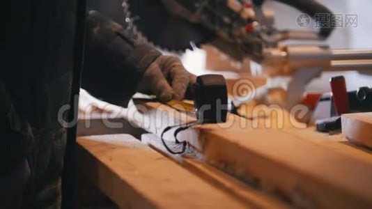 木工在圆锯锯木前制作木板视频