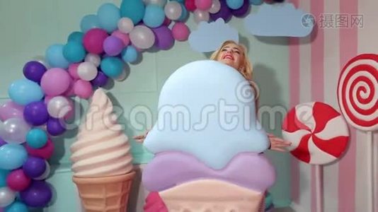 一个拥有巨大冰淇淋的快乐女孩的肖像视频