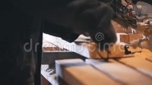 细木工工在圆锯锯木前制作木板视频