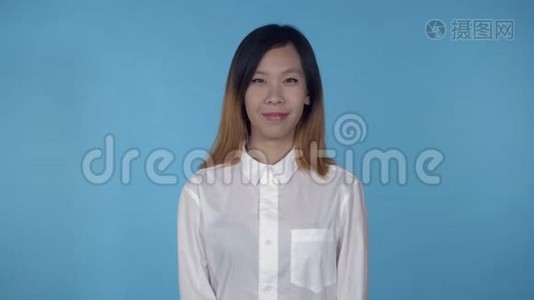 美丽的韩国女性表演接吻视频