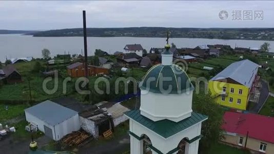 俄罗斯Staroutkinsk新木教堂的建造视频