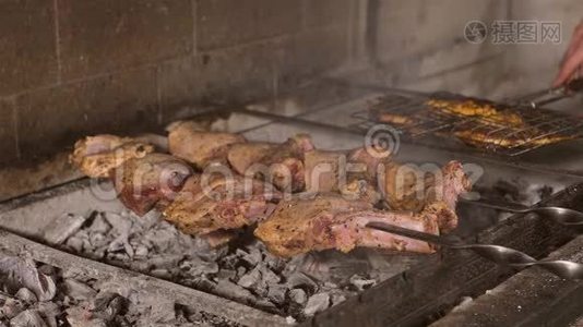 用烤肉串在餐厅里的煤块上烤成的糊状。 餐厅美丽的内部.. A.视频