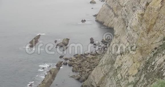 近景悬崖底部，海水撞击岩石视频