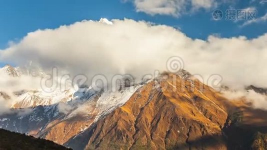 时光流逝。 雄伟的康泰加山附近的云的运动。 喜马拉雅山。 尼泊尔萨加马塔国家公园视频