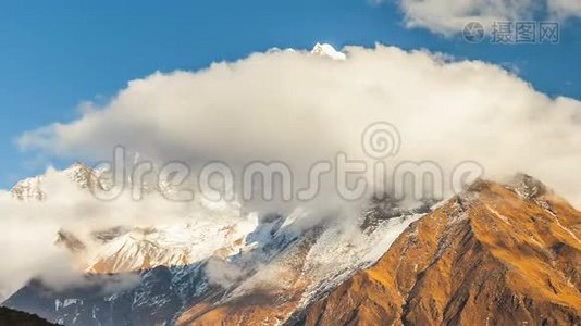 康特加山和移动的云。通往喜马拉雅山珠穆朗玛峰大本营的小路。尼泊尔萨加玛莎国家公园视频