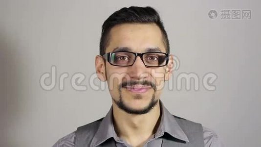 戴眼镜的一个留胡子的年轻人的画像视频
