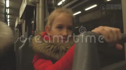 小女孩坐火车时正透过窗户看。视频