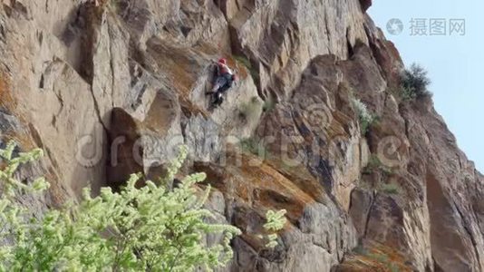 登山者徒步旅行和攀岩视频