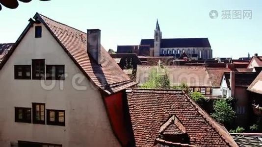 在老欧洲小镇上旧的红色瓷砖屋顶的美丽景色视频