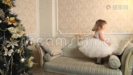 小女孩跳在沙发上，炫耀一件漂亮的裙子视频