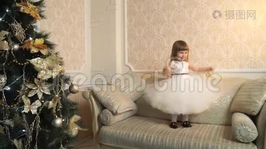 穿着华丽裙子的小女孩跳上沙发视频