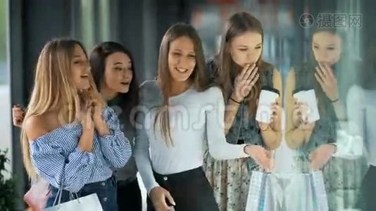 四个快乐的美丽女人在购物，看商店视频