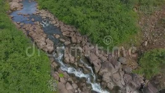 一条山河在冰岛的岩石之间流动。 安德列夫。视频