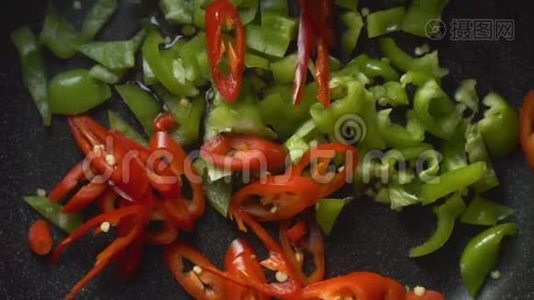 煎锅里的青椒和红椒。 视频视频