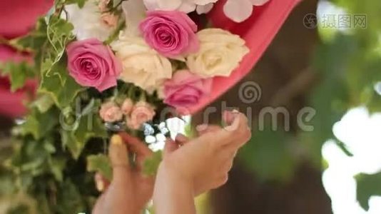 婚礼装饰设置顺序剪辑包。 花艺师和装饰师用粉色玫瑰花做乡村花艺装饰视频