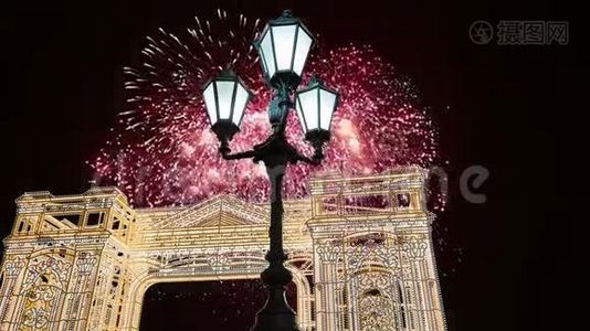 俄罗斯莫斯科圣诞之旅的圣诞节照明灯门/拱门装置上的烟火，并配有变焦视频