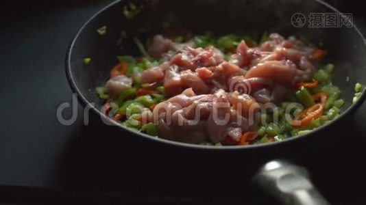 用辣椒和鸡肉煎锅。 视频视频