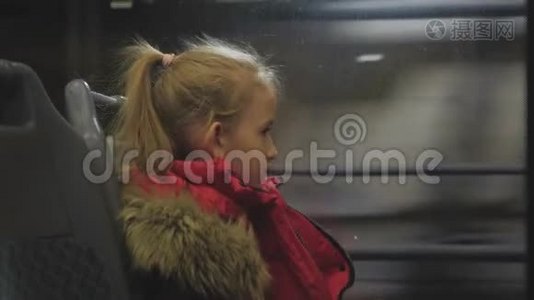 小女孩坐火车时正透过窗户看。视频