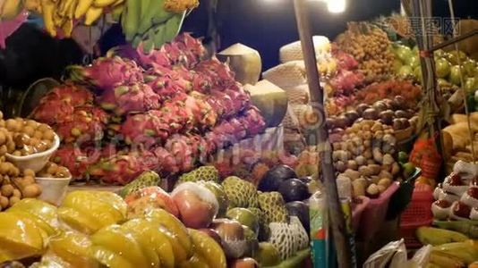 亚洲夜间食品市场，有异国水果和蔬菜。 泰国。 宗甸，芭堤雅。视频