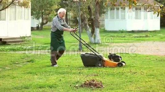 有割草机的老人。视频