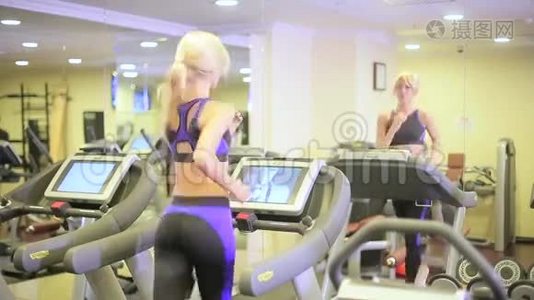 在健身俱乐部跑步机上的女孩视频