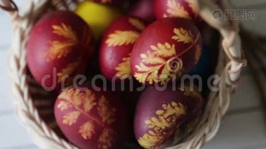 复活节彩蛋放在一个篮子里，放在乡村木制的背景上。 白色背景上的多色复活节彩蛋。 快乐的复活节视频