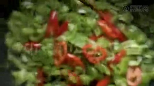 红椒和青椒放在煎锅里。 视频视频