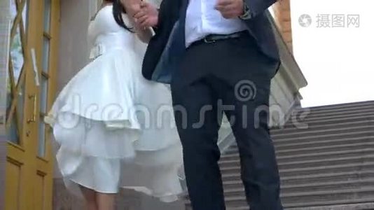 新婚夫妇正在下楼。视频