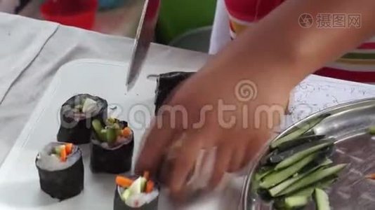 一年一度的烹饪比赛中，小女孩切鱼寿司卷视频