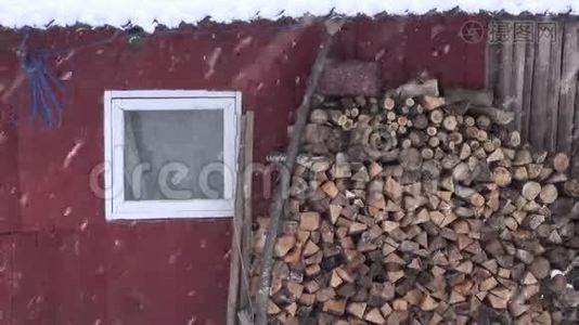 靠近谷仓墙和雪堆的柴堆视频
