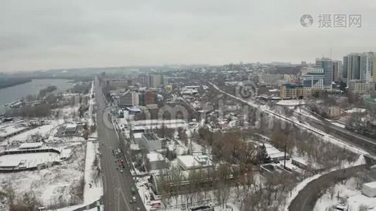 冬季全景鸟瞰Dnipro城市景观。视频