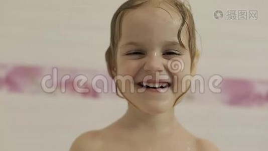 漂亮的三岁女孩洗澡。 清洁和洗头视频