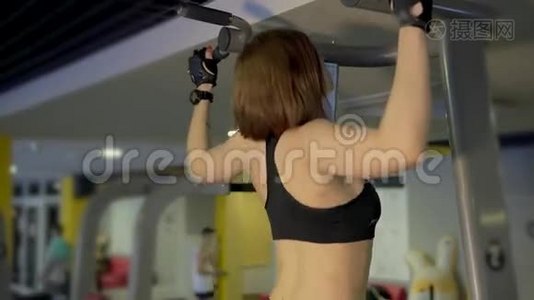 一名妇女在模拟器上进行肌肉锻炼。视频