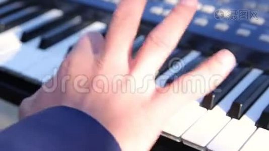 钢琴家在黑色背景下演奏电子合成器视频