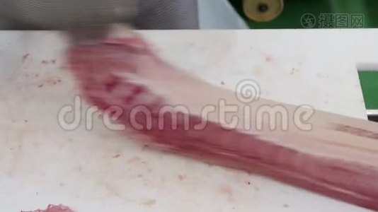 在肉类加工厂割肉的屠夫视频