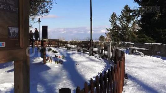 山顶的旧白雪覆盖公墓视频