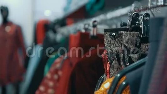 拍摄特写女性`衣服挂在店里的衣架上..视频