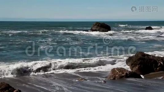 沙滩蓝天冲击岩石视频